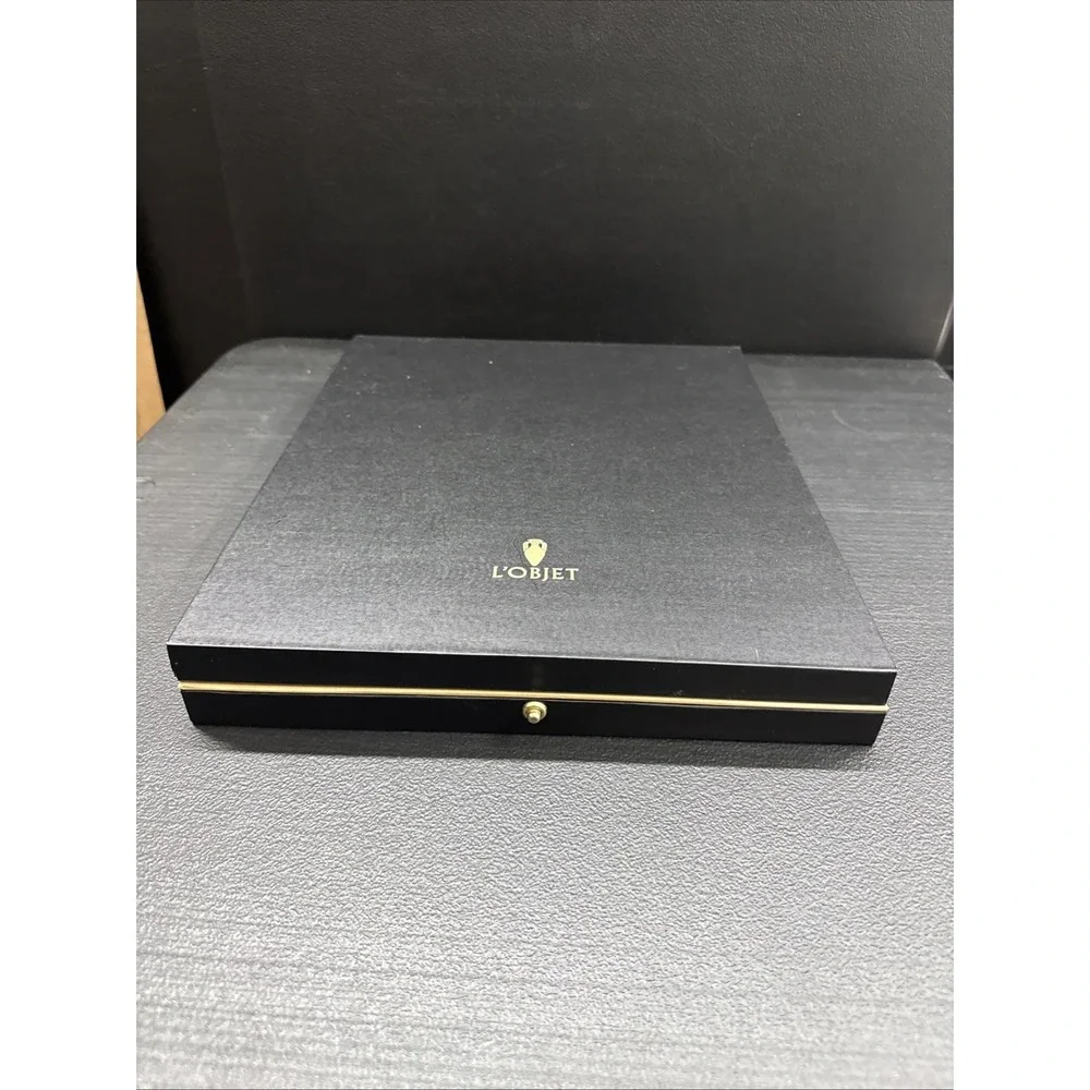 L'objet Empty Storage Gift Box (1667)